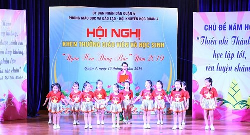 Hội nghị tuyên dương khen thưởng giáo viên và học sinh 
“Ngàn hoa dâng Bác” năm học 2018-2019 

